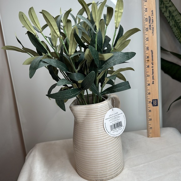 Faux greenery and vase - Picture 4 of 4